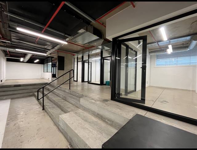 2,129M² BUSINESS TO LET IN WOODSTOCK